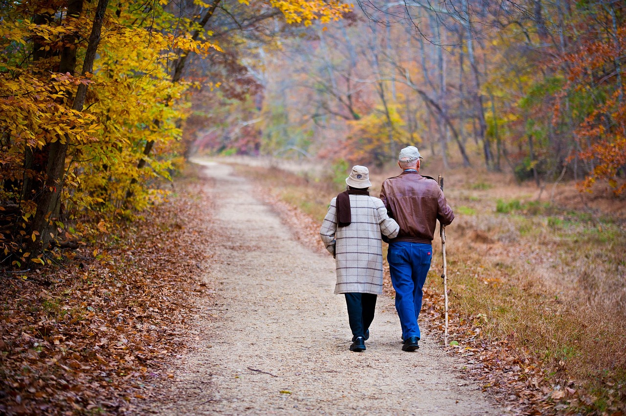 Un couple de retraités marchant sur un chemin